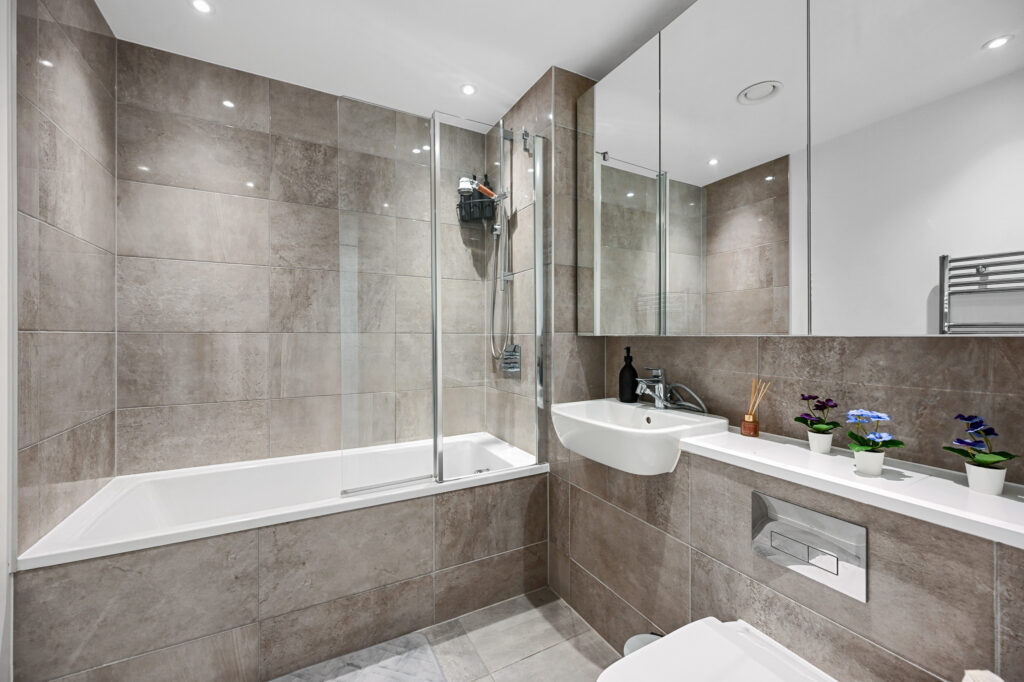 rcbnc flat 11 cargo house bathroom 1 (1)